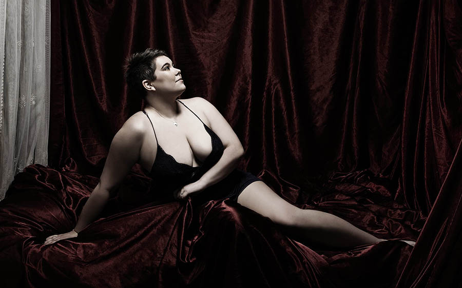 larger woman in boudoir session 